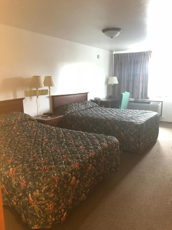 MarshfieldNeva Jean Motel的一间酒店客房,房间内设有两张床