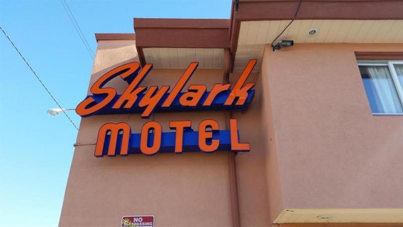芝加哥Skylark Motel的建筑物一侧的标志