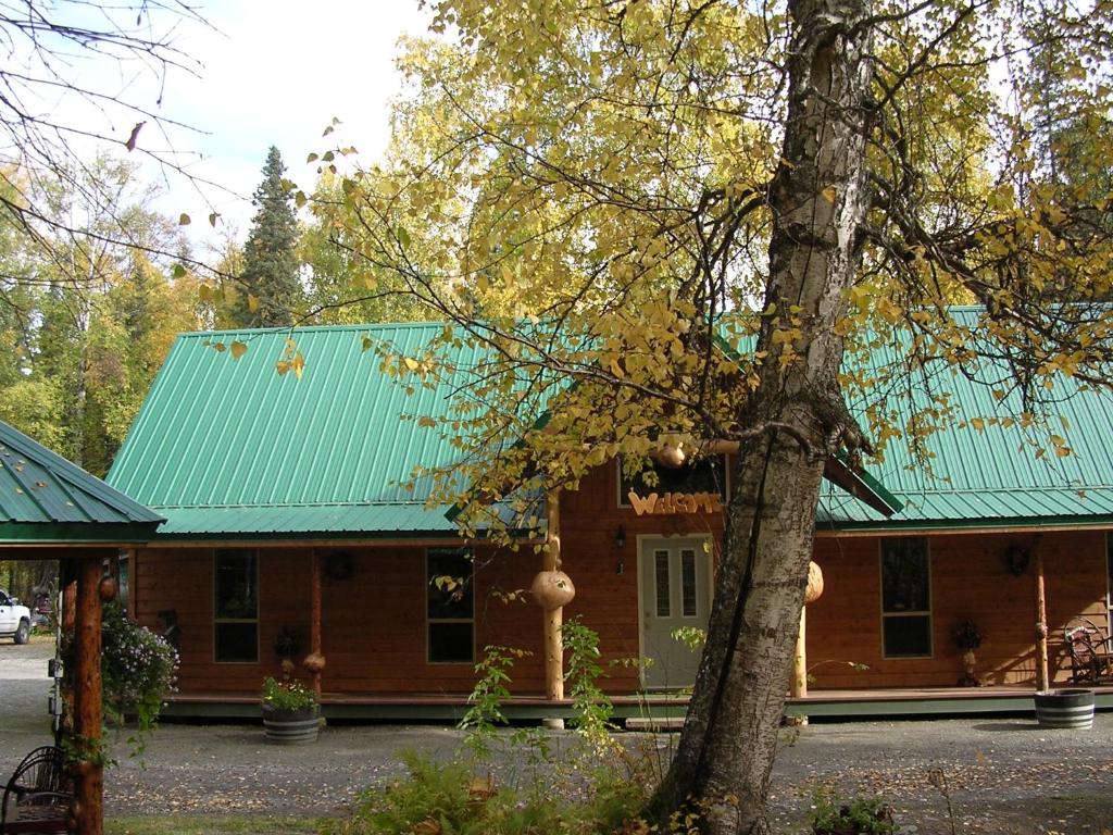 Trapper CreekAlaska's Northland Inn的绿色屋顶和树屋