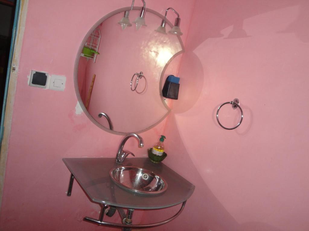 凯拉卡斯巴本阿里旅馆的一间带水槽和镜子的浴室