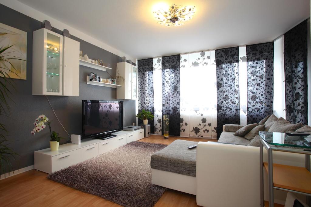 汉诺威Private Apartments Hannover - Room Agency的客厅配有白色沙发和电视