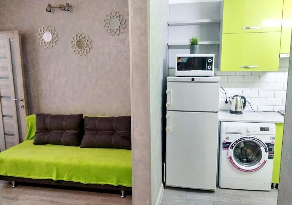 切尔诺夫策Apartment "Comfort" in the Center的厨房配有绿色的搁脚凳和洗衣机
