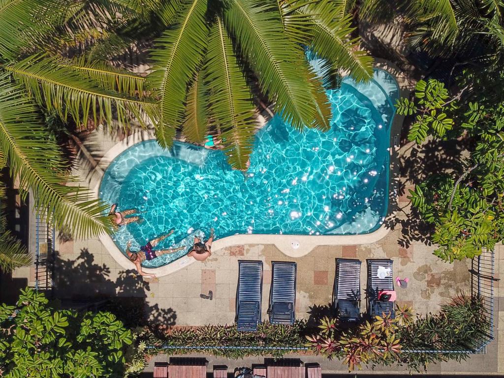 凯恩斯YHA Cairns Central的享有度假村游泳池的顶部景致