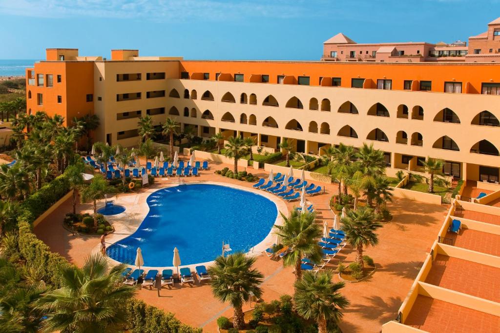 卡内拉岛Apartamentos Playamarina的享有带游泳池的度假村的空中景致