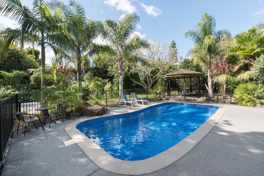 凯里凯里考瑞公园汽车旅馆的棕榈树庭院内的游泳池
