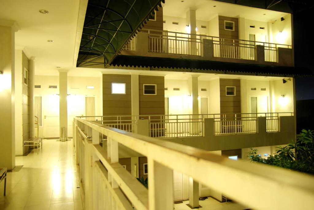 巴东The Sriwijaya Hotel - Halal Hotel的夜间公寓大楼的走廊