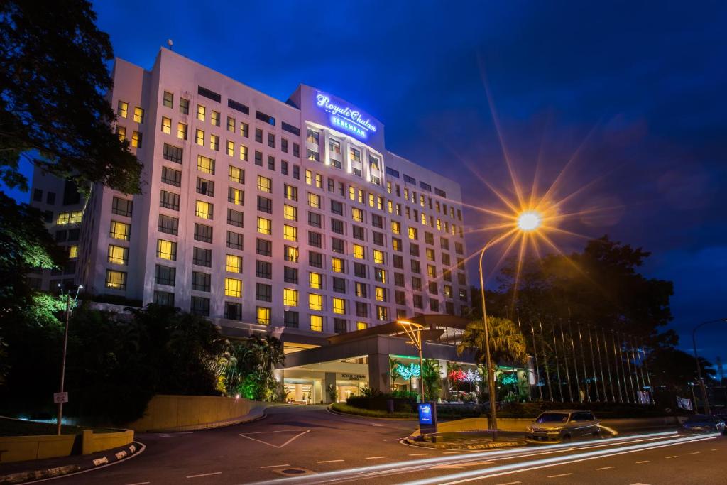 芙蓉Royale Chulan Seremban的夜间有街灯的酒店大楼