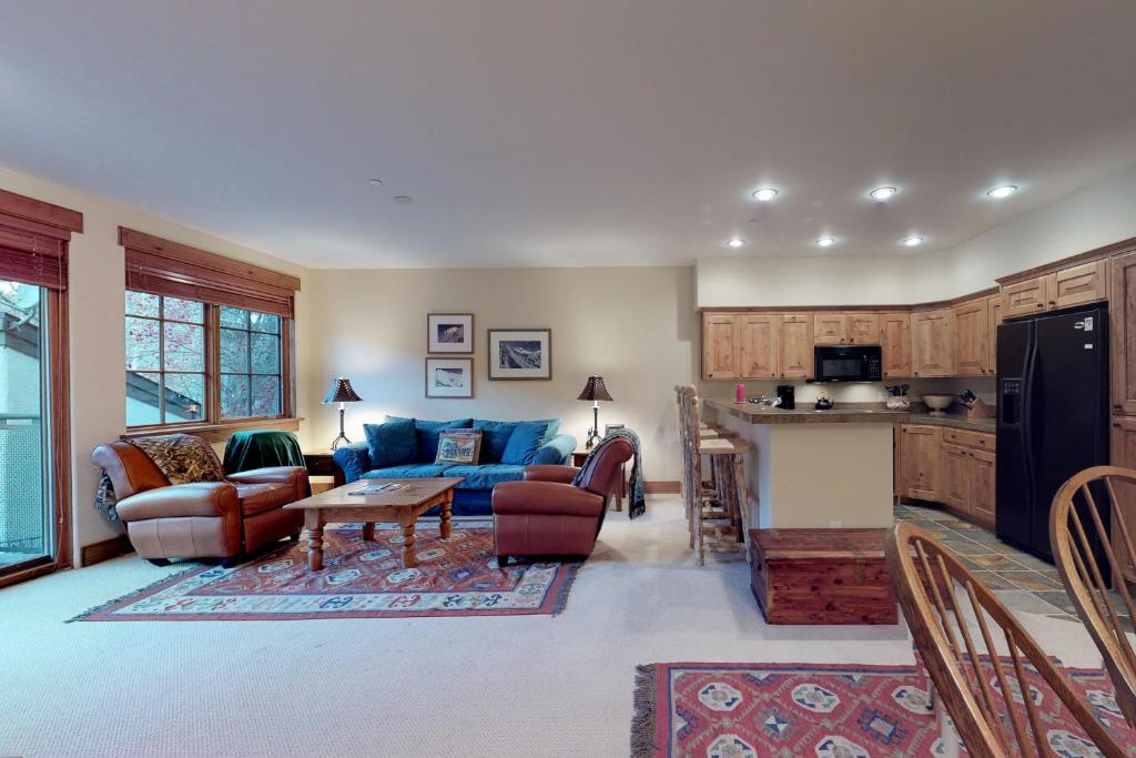 凯彻姆Westridge 11的一间带蓝色沙发的客厅和一间厨房