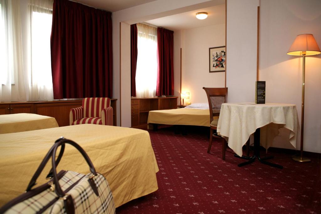 普鲁萨酒店客房内的一张或多张床位