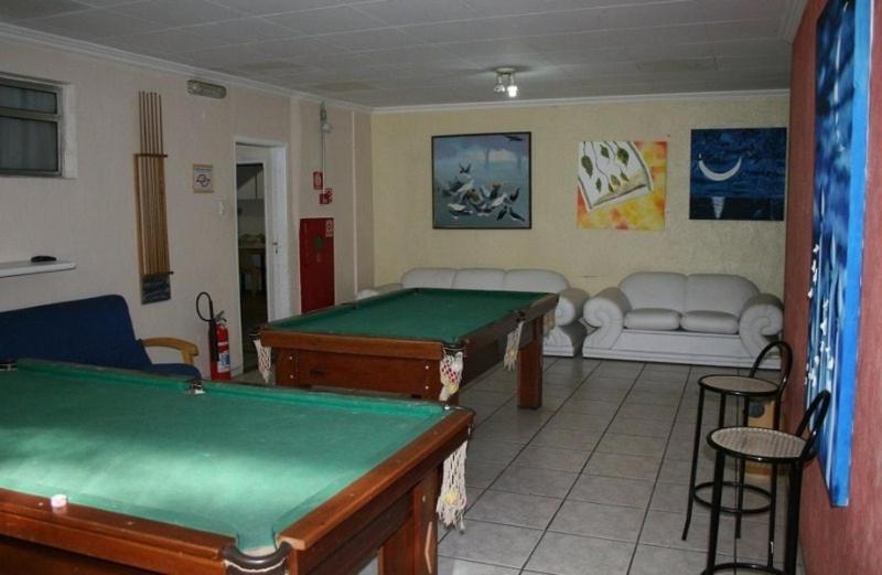 南圣卡埃塔诺坎普里森奥圣卡埃塔诺酒店的客厅里设有台球桌