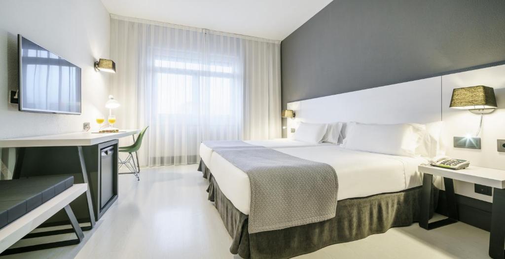 毕尔巴鄂伊鲁宁酒店客房内的一张或多张床位