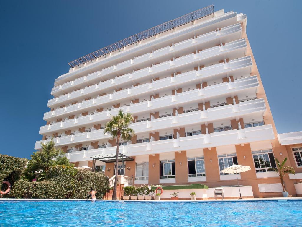 蓬塔翁布里亚帕托阿马里洛酒店的大楼前设有游泳池的酒店