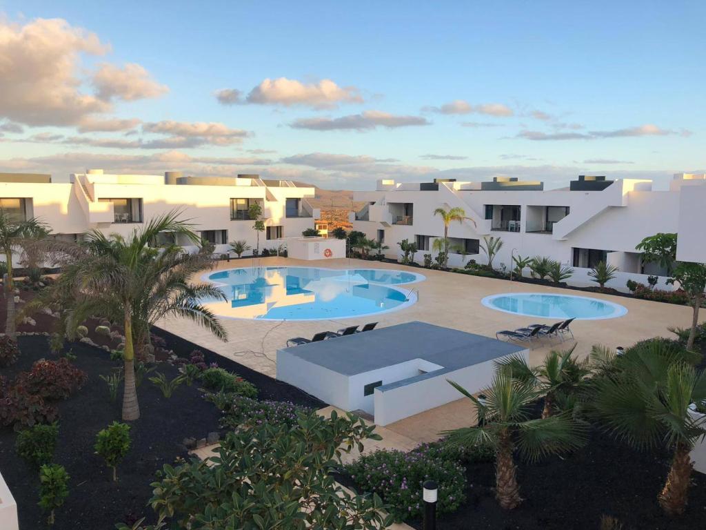 维拉韦德Casa Ana - Luxury pool apartment at Casilla de Costa的享有度假村的空中景致,设有3个游泳池