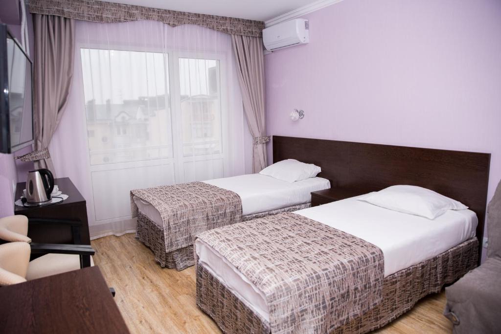 派蒂哥斯卡Pansionat Iskra的酒店客房设有两张床和窗户。