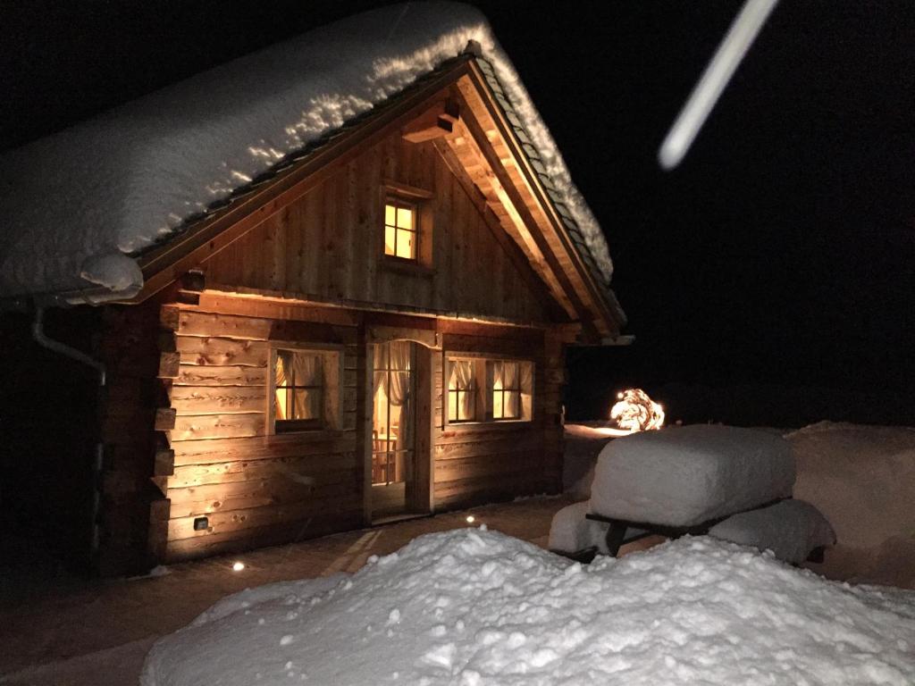 圣卡特琳娜瓦尔夫Alpine Chalet的雪中的一个小木屋
