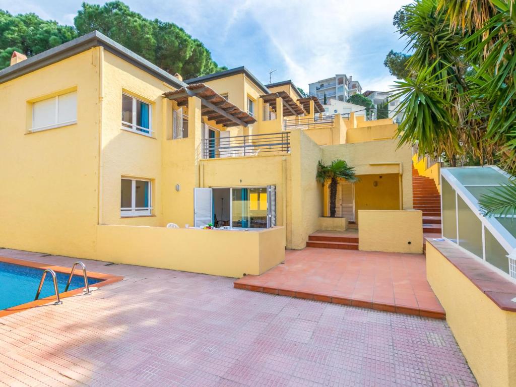 罗萨斯Apartment Velazquez-3 by Interhome的享有带游泳池的房屋外部景致