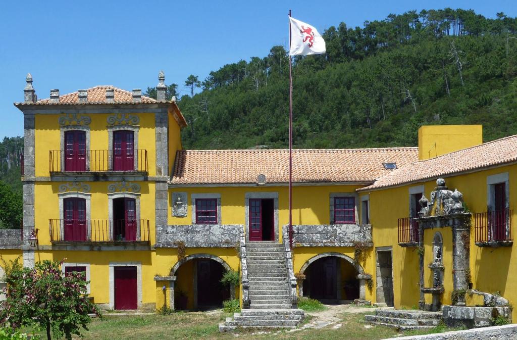 维亚纳堡金塔博阿维亚吉姆酒店的上面有旗帜的黄色建筑