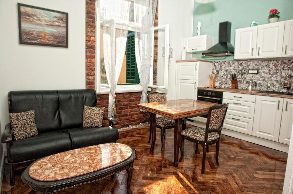 奥帕提亚Apartment Nostalgie的客厅配有沙发和桌子