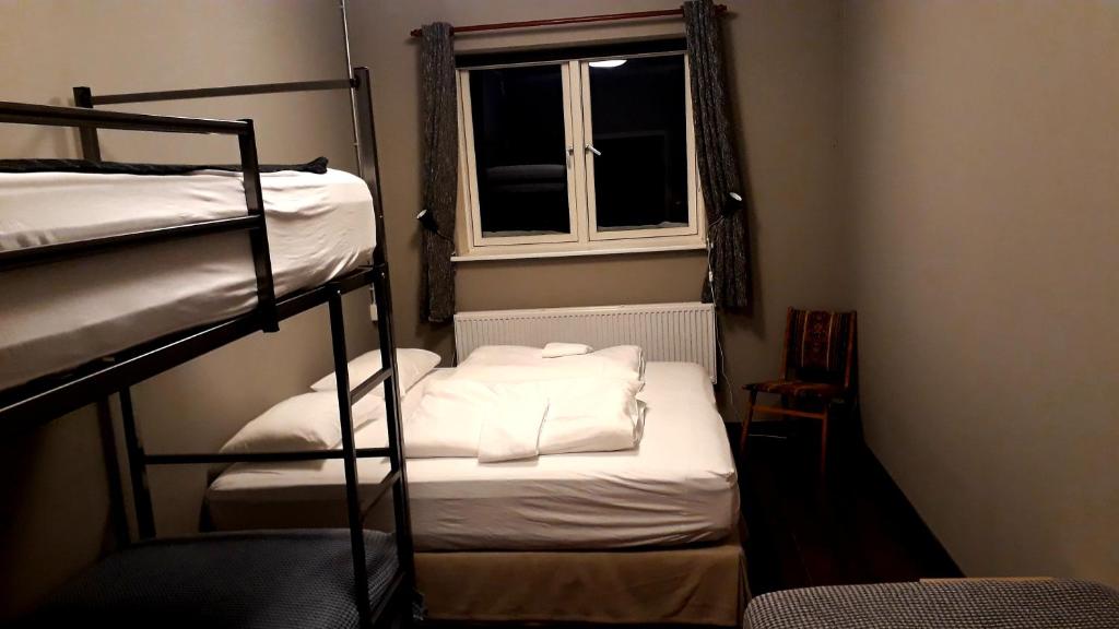 埃基斯蒂尔特胡西奥旅馆的客房设有两张双层床和一扇窗户。