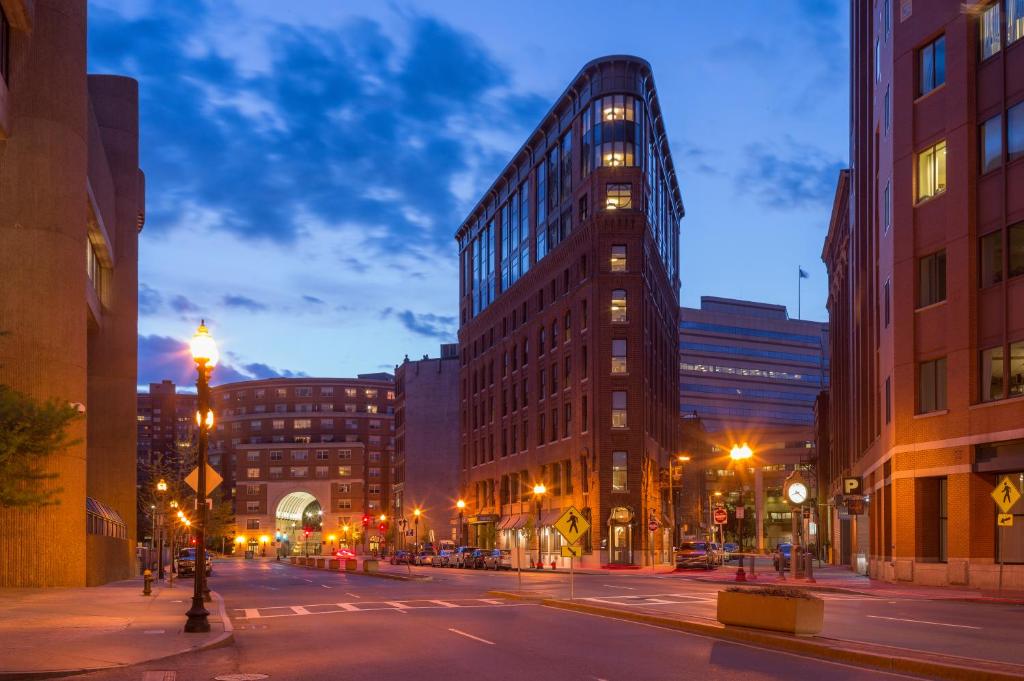 波士顿博科萨酒店的一条晚上有高楼城市街道