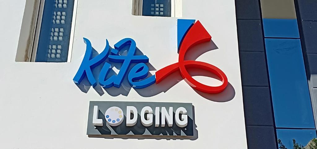 赫尔格达Kite Lodging的红色剪刀商店的标志