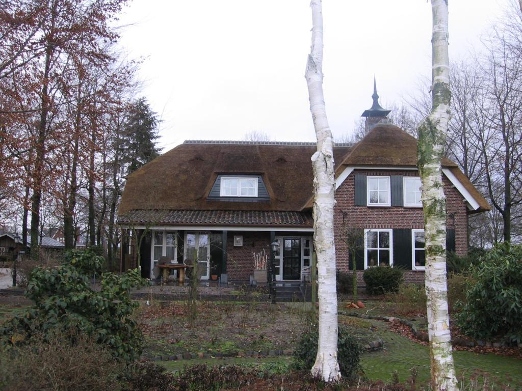 NistelrodeB&B De Zeven Berken的一座带鹅卵石屋顶的老房子