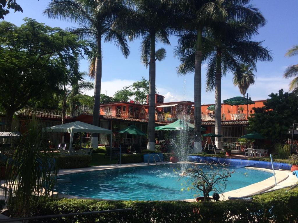 Emiliano ZapataVilla Paraiso的喷泉度假村的游泳池