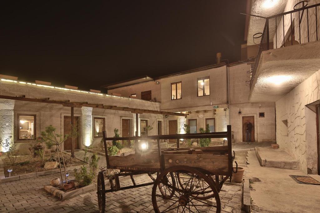 格雷梅Days inn Cappadocia的夜间在建筑物前的马车