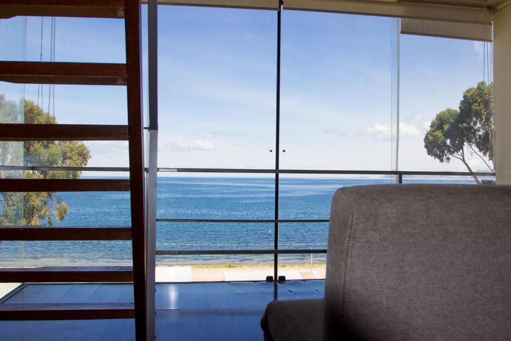 科帕卡巴纳托雷斯的科帕卡巴纳昂克尔酒店的海景客房 - 带椅子
