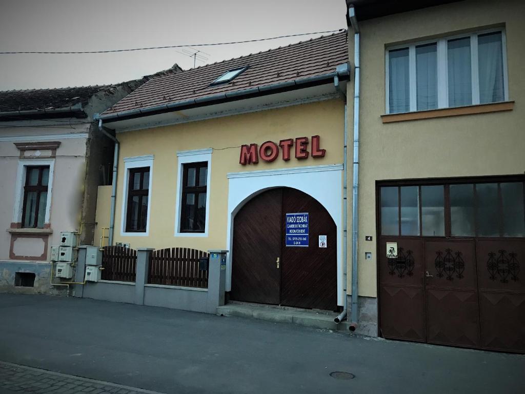 Cristuru SecuiescPetőfi Motel的大楼一侧的汽车旅馆标志