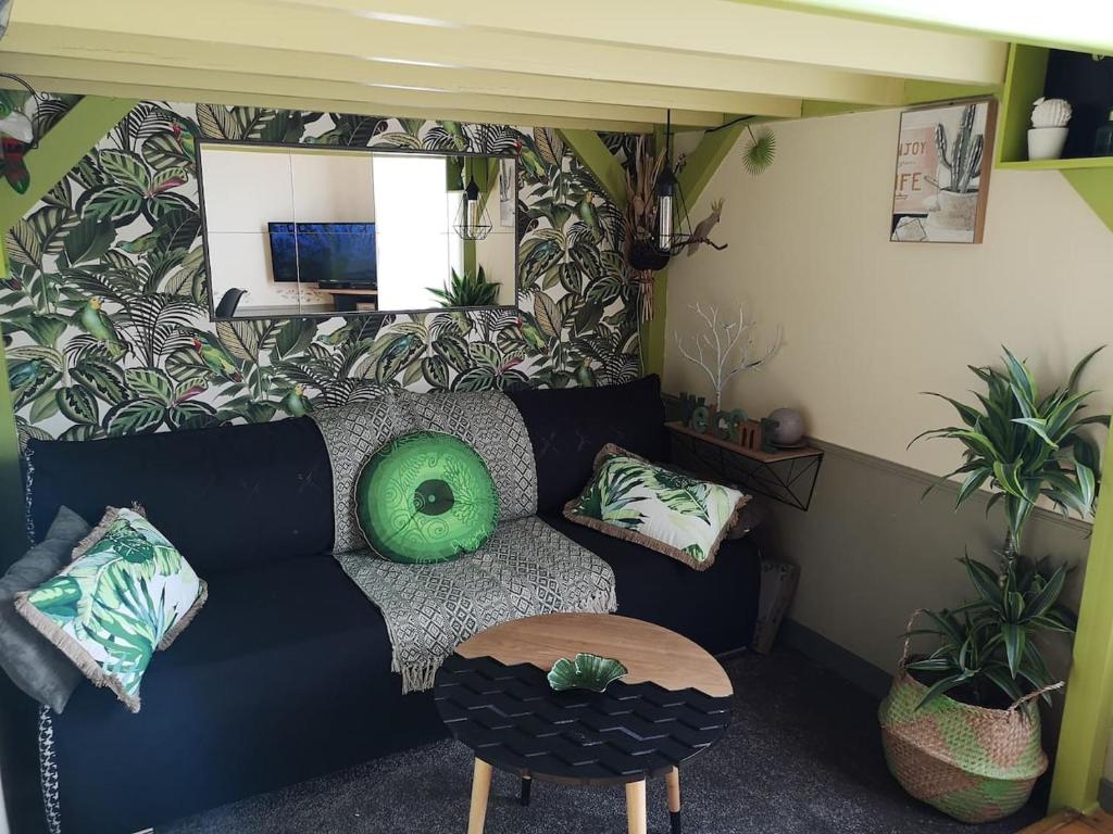 奥尔沃Orval et sens - Le Rayon Vert Studio的客厅配有沙发和桌子