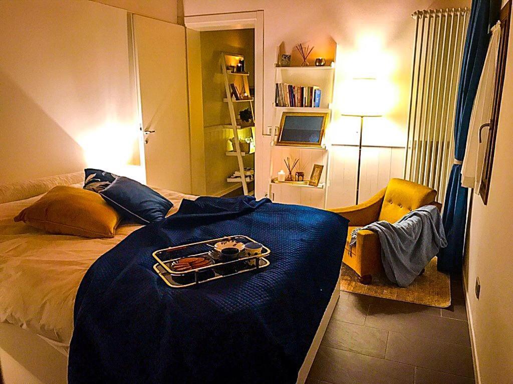 维琴察Papere e Tulipani的一间卧室配有一张床,上面有托盘