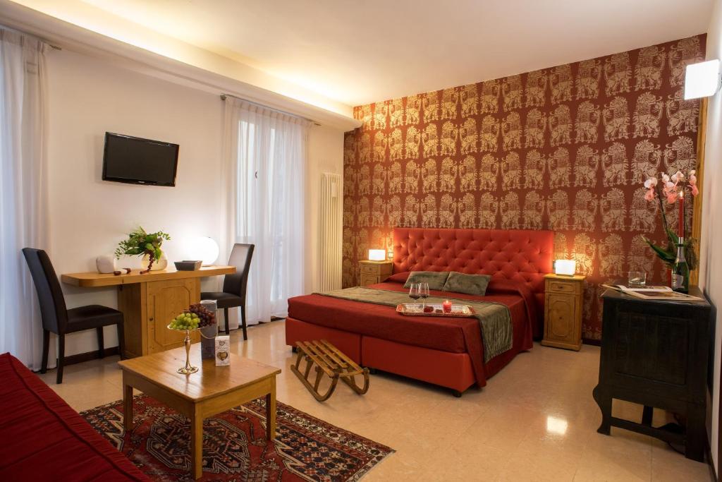 维罗纳Relais La Torre的一间带红色床的卧室和一间客厅