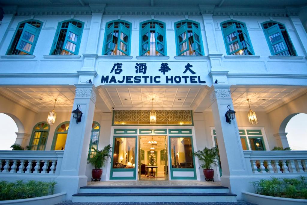 马六甲The Majestic Malacca Hotel - Small Luxury Hotels of the World的宏伟的酒店标志