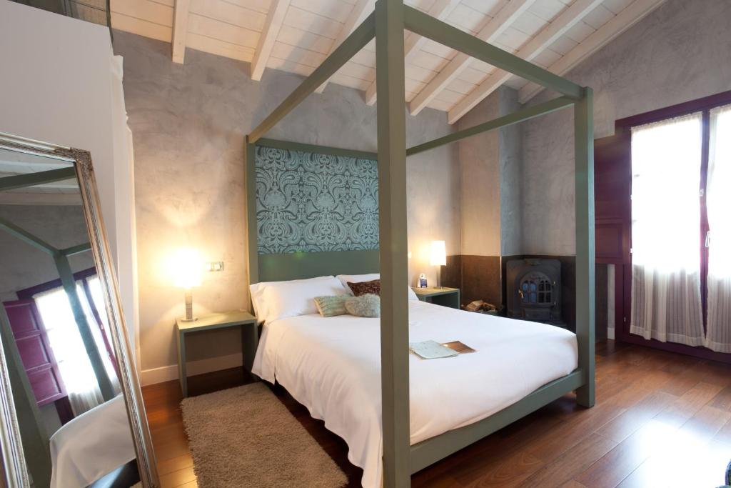 Murueta-OrozkoCasa Rural Etxegorri的一间卧室配有一张大床和绿色床头板