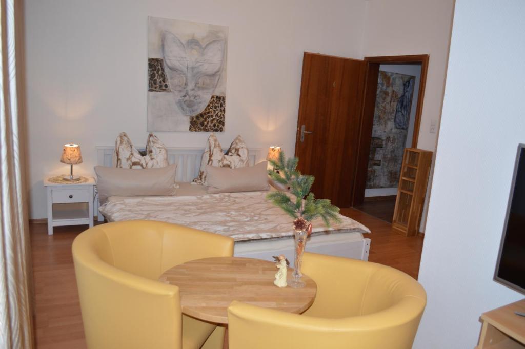 巴特索登-阿伦多夫乌尔里克公园旅馆的客厅配有桌子和黄色椅子