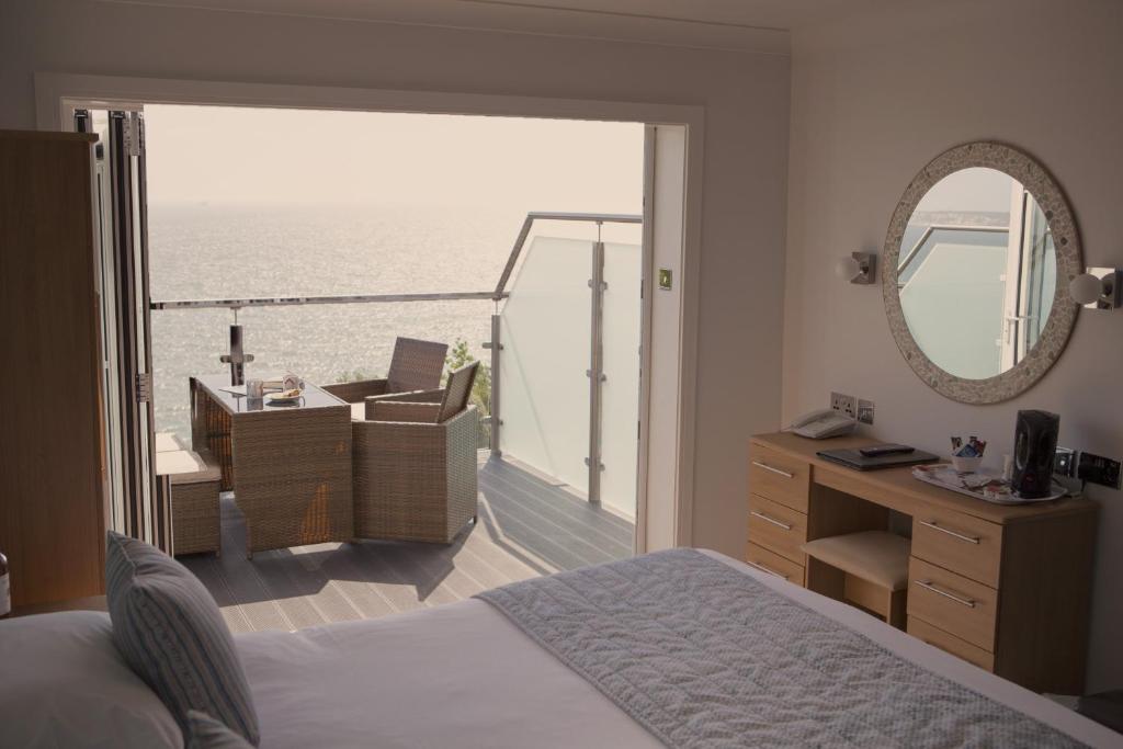 尚克林卢克波力推酒店的一间卧室配有一张床,享有海景