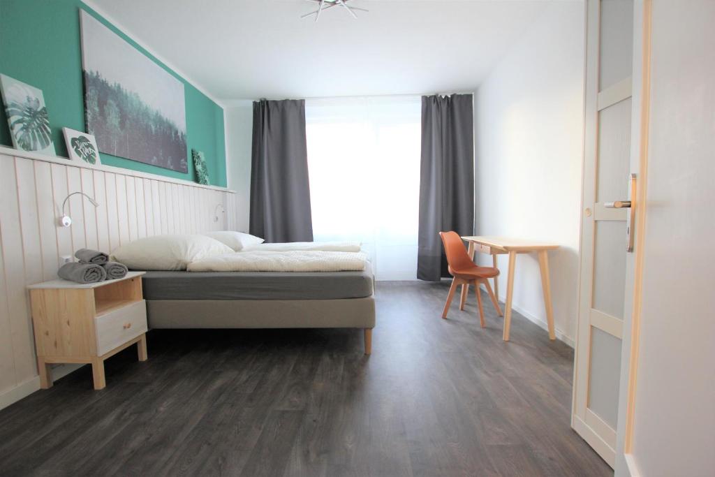 汉诺威Centrally located 2-room apartment的一间卧室配有一张床、一张桌子和一张桌子