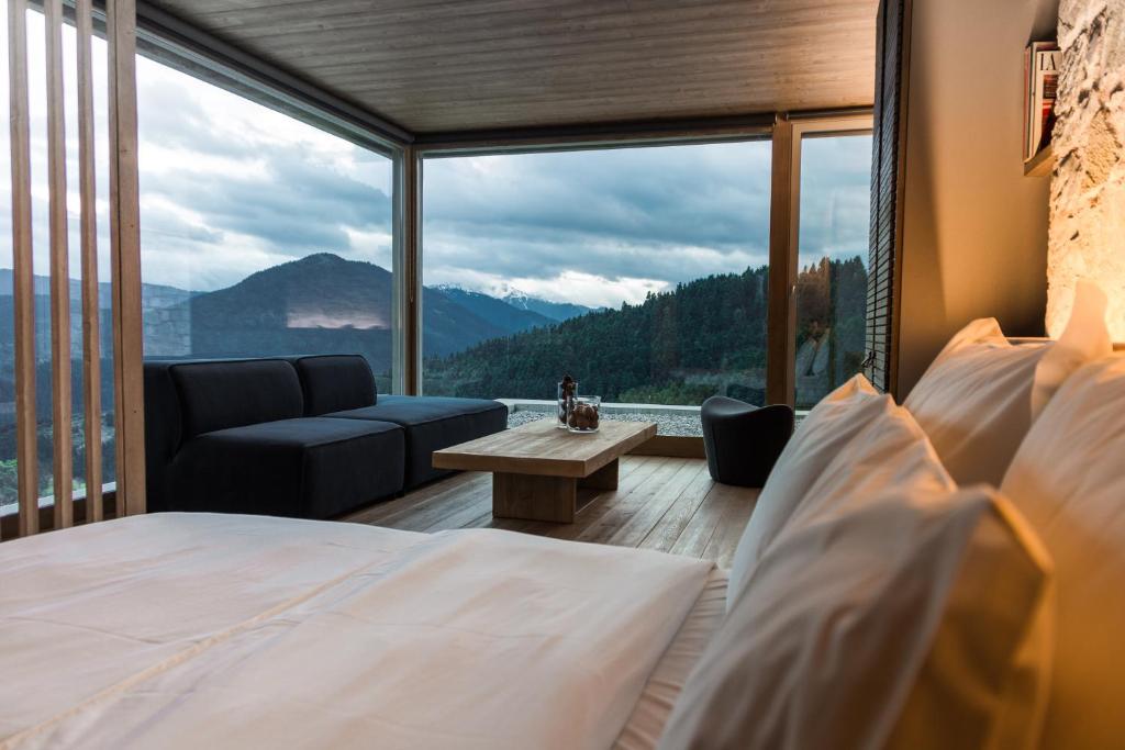 卡尔派尼西翁Escapade Luxury Residences的山景卧室 - 带1张床