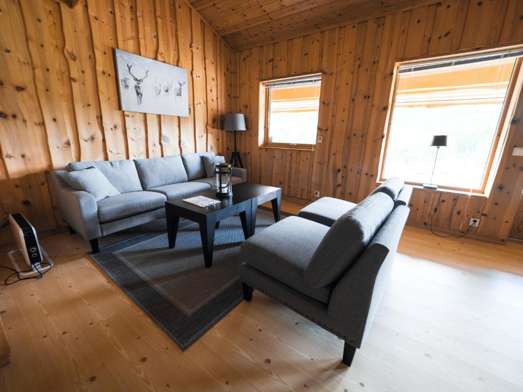 StordalBlåtind Apartments的客厅配有两张沙发和一张桌子