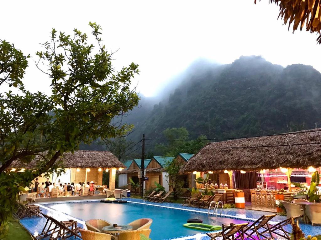 宁平Trang An Bungalow的一座带山地游泳池的度假村