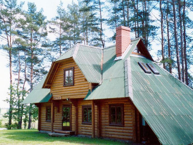Dzērbene阿维特涅基酒店的锡屋顶的小型木屋