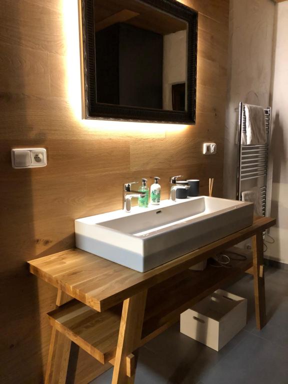 索内纳尔佩·纳斯费尔德One-Of-A-Kind NASSFELD APARTMENTS的浴室设有白色水槽和镜子