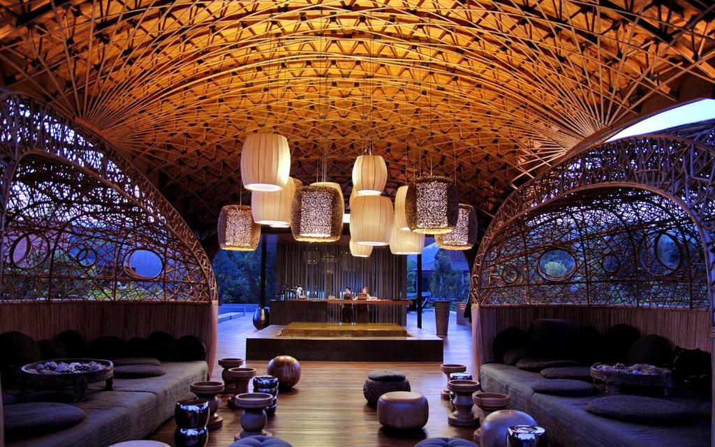 杭东Veranda High Resort Chiang Mai - MGallery的大房间,设有几个吊灯和舞台