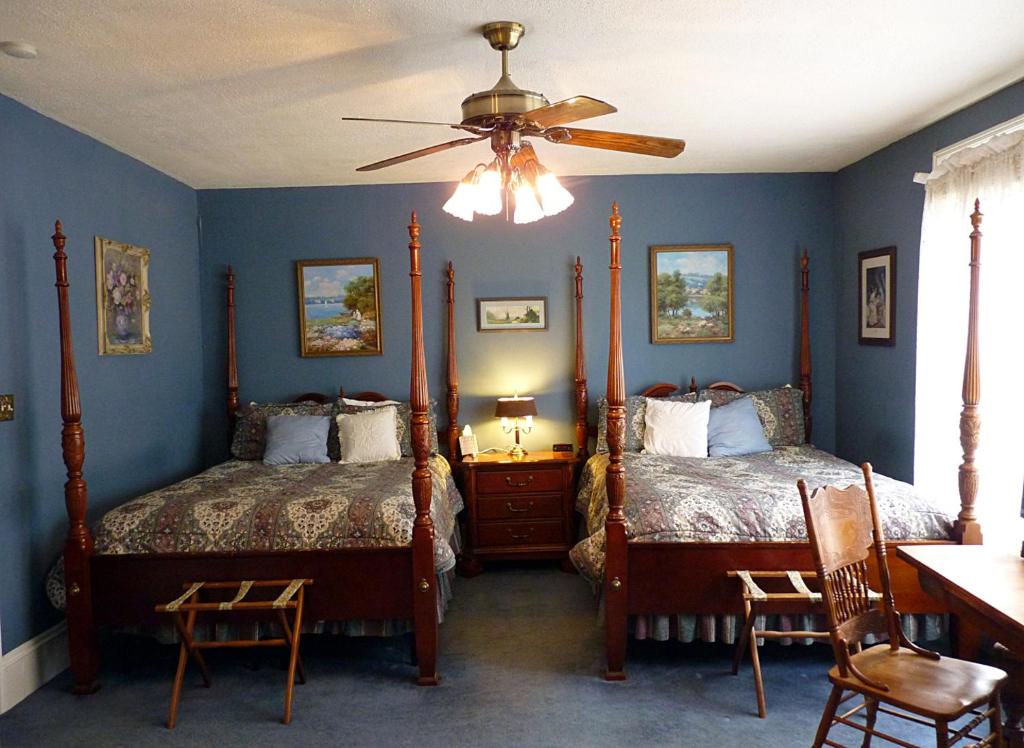 奥斯汀Strickland Arms Bed and Breakfast的一间卧室配有两张床和吊扇