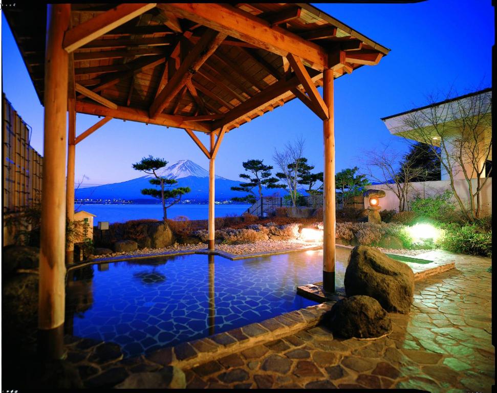富士河口湖秀峰阁 湖月的夜间在木制凉亭下的游泳池