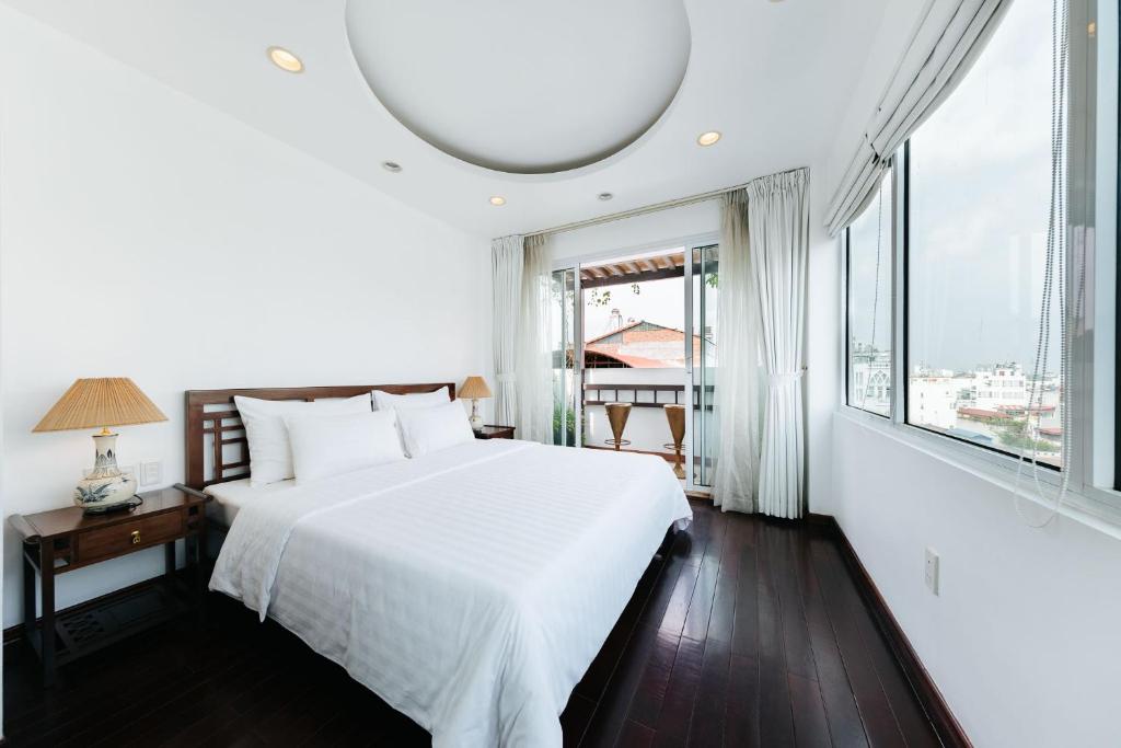 河内VietHome-Doorstep to Hoan Kiem Lake的卧室设有白色的床和大窗户