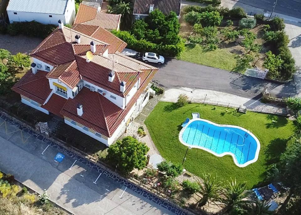 ValdecaballerosCasa Rural Casa Valdecaballeros的享有带游泳池的房屋的空中景致