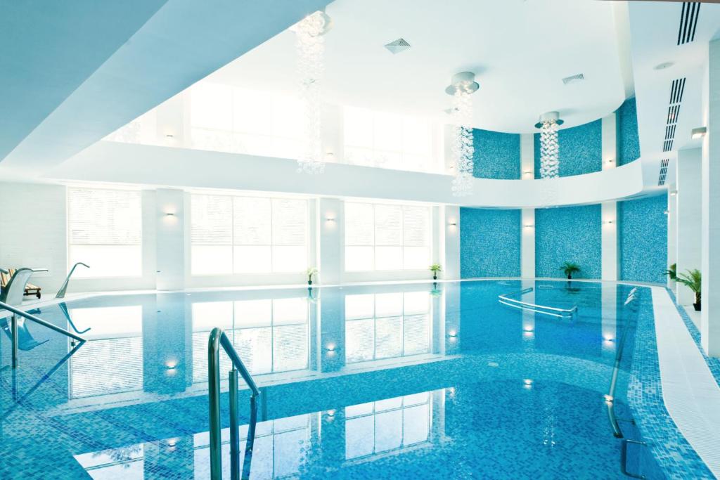 艾福雷诺德美帕幻境酒店的蓝色瓷砖建筑中的室内游泳池