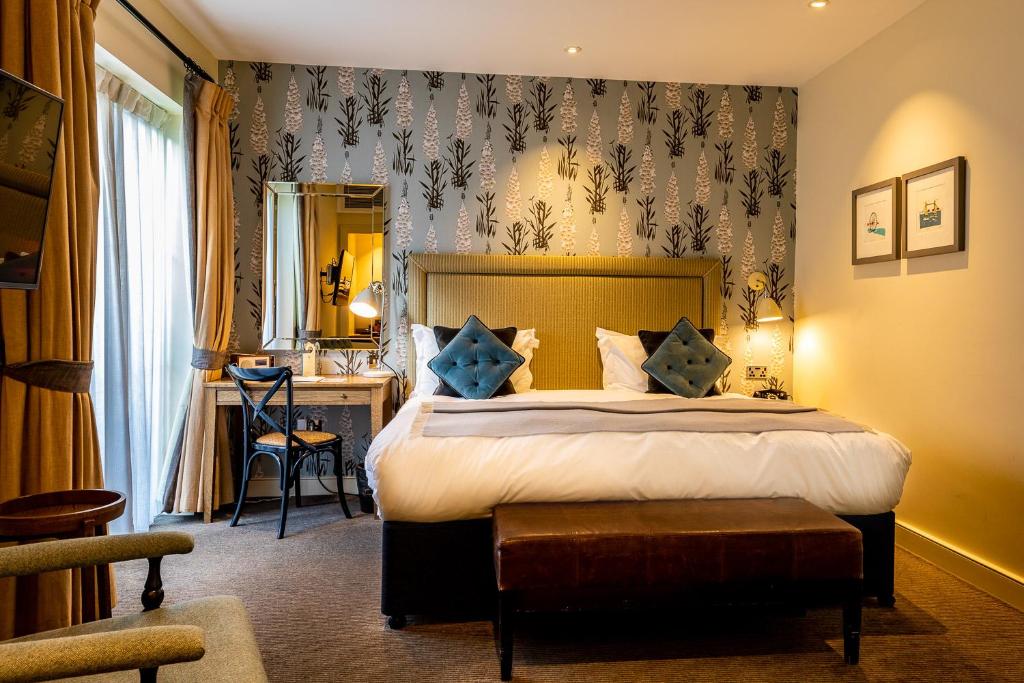 伦敦阿尔玛酒店的一间卧室配有一张床和一张书桌